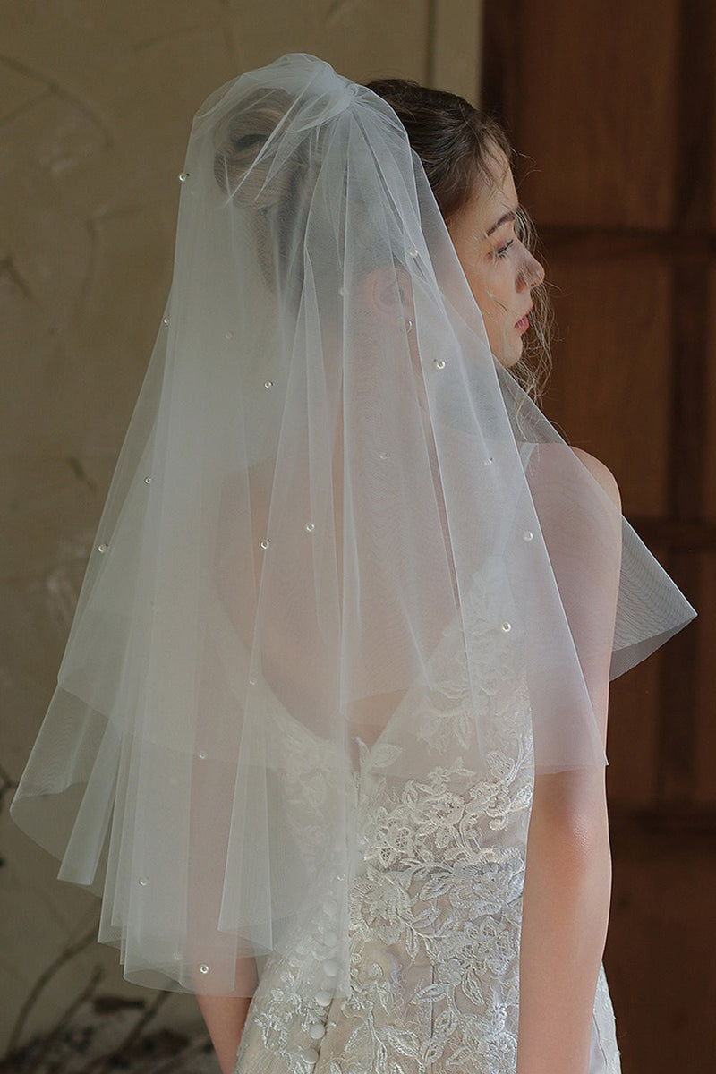 Load image into Gallery viewer, Tulle Ivory Short Bridal Veil with Pearls