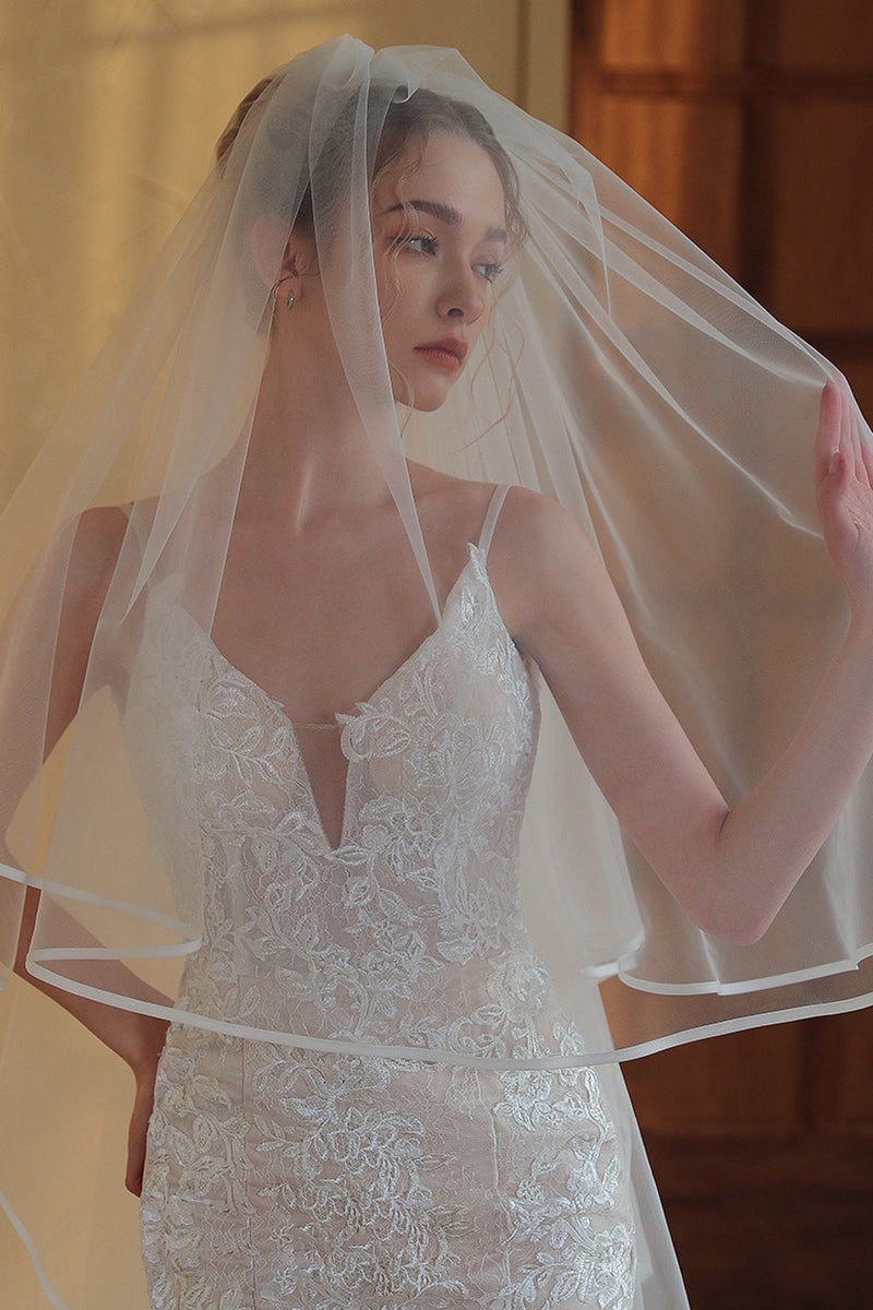 Load image into Gallery viewer, Ivory Long Tulle Bridal Veil