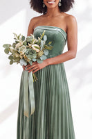 Load image into Gallery viewer, Dark Purple Strapless Pleated A Line Velvet Long Wedding Guest Dress