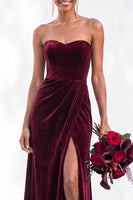 Load image into Gallery viewer, Burgundy Sweetheart Sheath Velvet Ruched Long Wedding Guest Dress with Slit