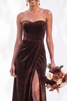 Load image into Gallery viewer, Burgundy Sweetheart Sheath Velvet Ruched Long Wedding Guest Dress with Slit