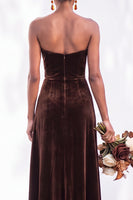Load image into Gallery viewer, Burgundy Sweetheart Sheath Velvet Ruched Long Wedding Guest Dress with Slit
