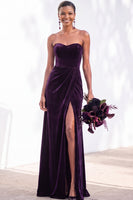 Load image into Gallery viewer, Burgundy Sweetheart Sheath Velvet Ruched Long Wedding Guest Dress with Slit