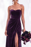 Load image into Gallery viewer, Burgundy Sweetheart Sheath Velvet Ruched Long Wedding Guest Dress with Slit