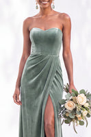 Load image into Gallery viewer, Burgundy Sweetheart Sheath Velvet Ruched Long Wedding Guest Dress with Slit