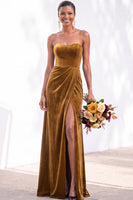 Load image into Gallery viewer, Burgundy Sweetheart Sheath Velvet Ruched Long Wedding Guest Dress with Slit