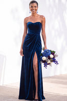 Load image into Gallery viewer, Burgundy Sweetheart Sheath Velvet Ruched Long Wedding Guest Dress with Slit