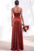 Load image into Gallery viewer, Burgundy Sweetheart Sheath Velvet Ruched Long Wedding Guest Dress with Slit