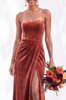 Load image into Gallery viewer, Burgundy Sweetheart Sheath Velvet Ruched Long Wedding Guest Dress with Slit