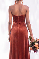Load image into Gallery viewer, Burgundy Sweetheart Sheath Velvet Ruched Long Wedding Guest Dress with Slit