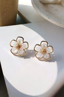 Load image into Gallery viewer, White Flowers Earrings