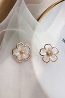 Load image into Gallery viewer, White Flowers Earrings