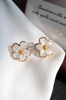 Load image into Gallery viewer, White Flowers Earrings