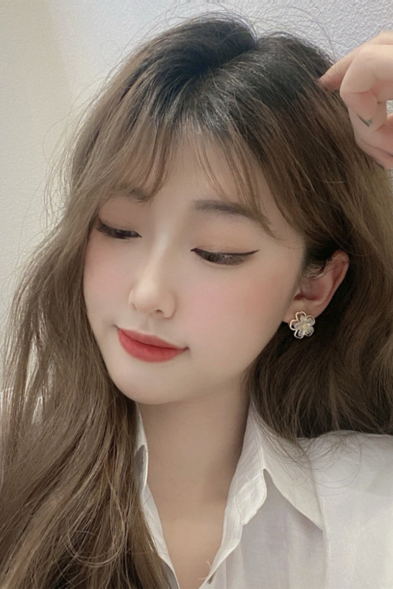 Load image into Gallery viewer, White Flowers Earrings