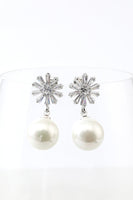 Load image into Gallery viewer, Flowers Pearl Earrings
